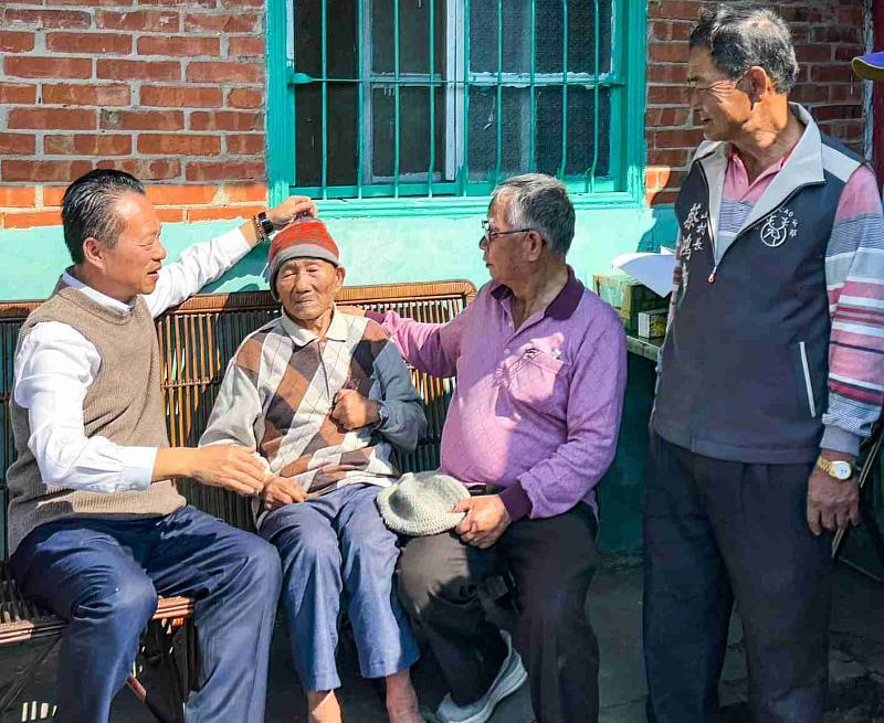 關懷獨居長輩過好年 翁章梁縣長送暖貼春聯