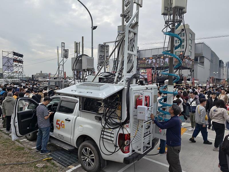 台灣大哥大提供移動基地台，穩定現場網路狀況。
