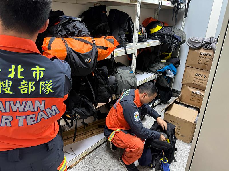 消防局局長陳崇岳表示,救人是消防的使命,為把握救援時效,新北市政府消防局於今日地震後立即下達整備任務,並於1小時內完成作業,隨時可前往協助救援;除添購精良裝備、器材外,唯有不斷演練,保持機動,才能快速應對災害,確保人民生命財產安全。