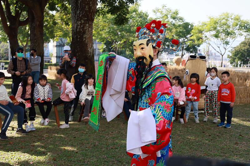 「暖蛇逗表演」將邀請財神爺跳加官賀新年，為新的一年帶來福氣與財運。