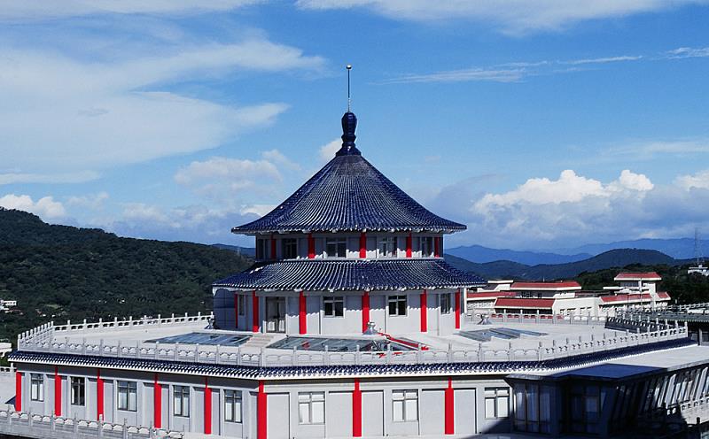 文化大學建築物設計以中國傳統明堂式建築,屋頂如北平天壇之重簷大圓頂,圓頂覆蓋著碧藍色琉璃瓦,表現出中國人『天圓地方』的環境觀,與陽明山天地融合,成為最美景致。