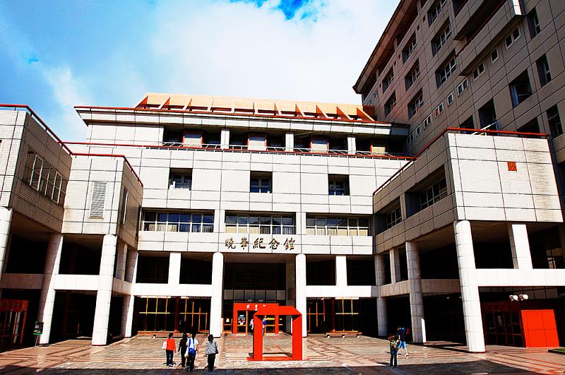 文化大學曉峰紀念館外觀依中國明堂的造形而設計,外觀典雅莊重,四周對稱均衡,發揮儒家、易經的精神。館樓為圖書館與博物館,景致與紗帽山融合,結合書香與美景,曾多次躍升最美台灣圖書館之一的美譽。