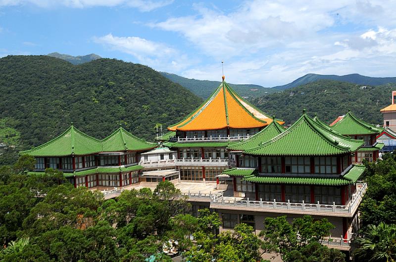陽明山的天然植被與校園建築巧妙融合,晨霧中的典雅建築、夕陽餘暉映照的館樓,如詩如畫。
