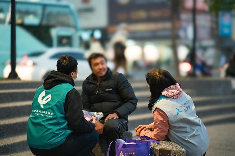 農曆春節將至，竹市府關懷街友與維護市容環境不間斷。