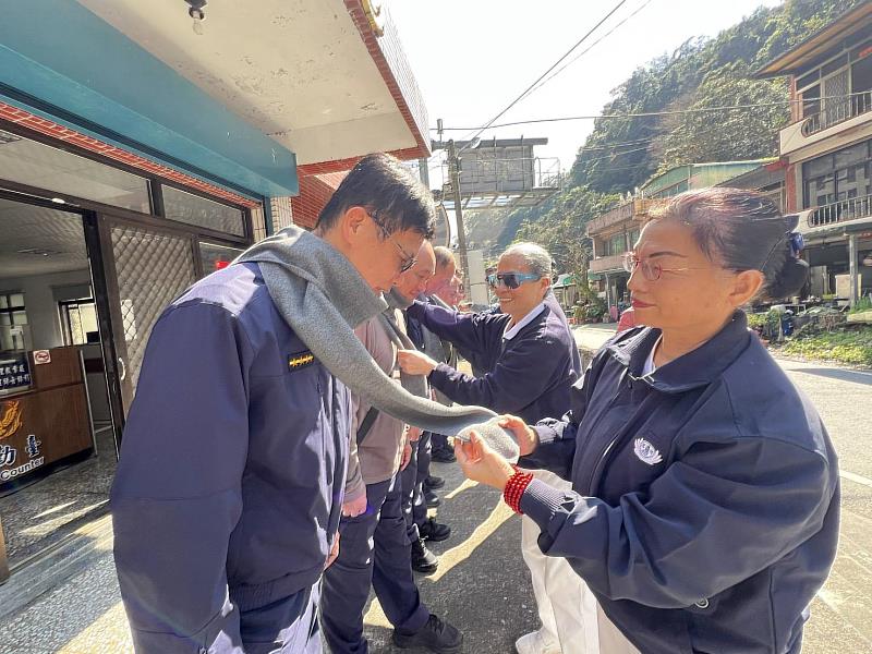 慈濟志工致贈關警南橫各所員警圍巾 「暖警身」更「暖警心」!