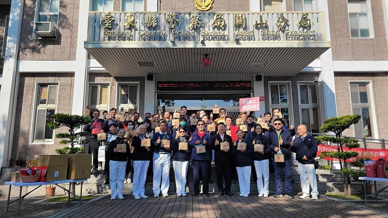 慈濟志工致贈關警南橫各所員警圍巾 「暖警身」更「暖警心」!