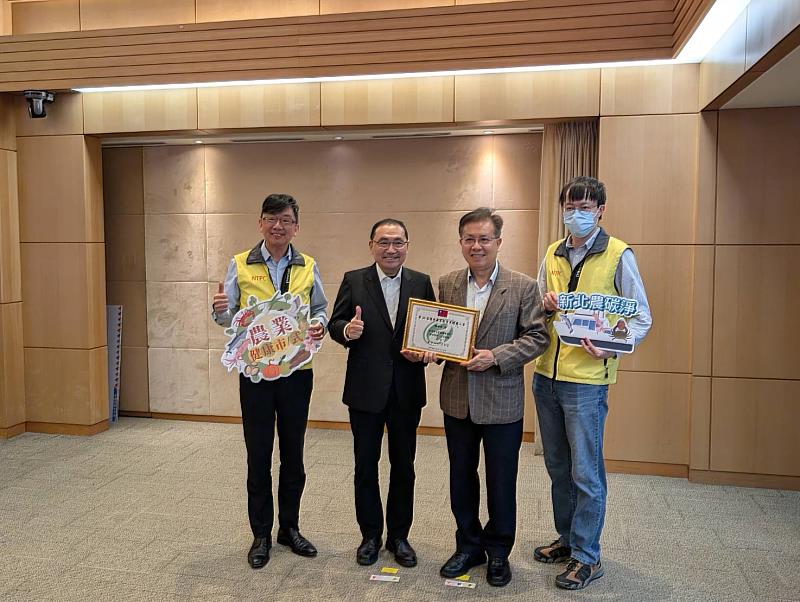 新北市農會總幹事楊棟樑從全台38名推廣人員中獲「第30屆優秀農業教育及推廣人員獎」,今(22)日於市政會議中與市長侯友宜分享榮耀