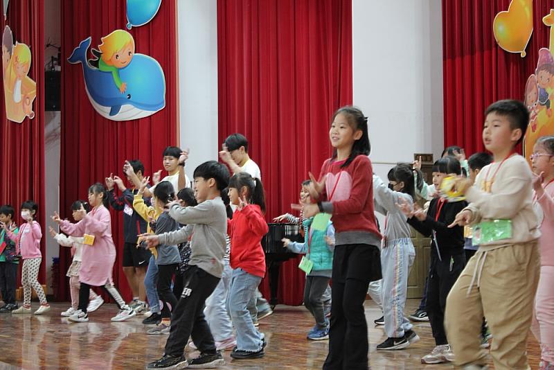 冬令營活動公誠國小學員熱情展現表演