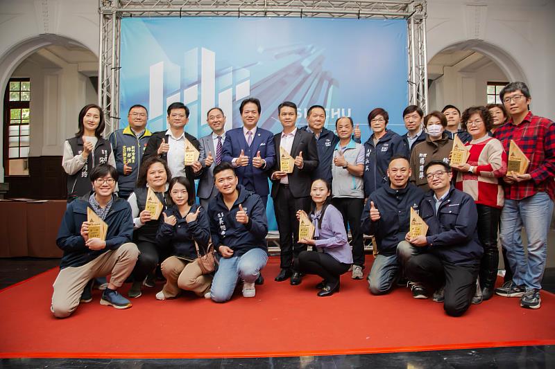 新竹市優良公寓大廈評選,邱臣遠代理市長表揚8績優社區。