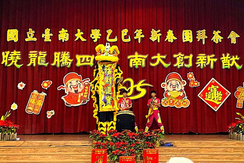 南大民俗隊的「祥獅獻瑞」傳遞新春祝福