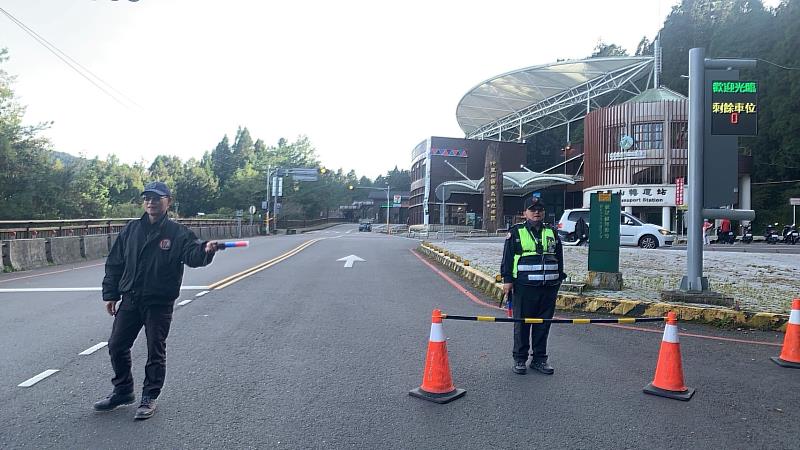 為紓緩停車需求，阿里山國家森林遊樂區入口處設有LED訊息看板即時提供園區內車位資訊，停車場滿位時將由保全引導遊客至台18線89-95k停車