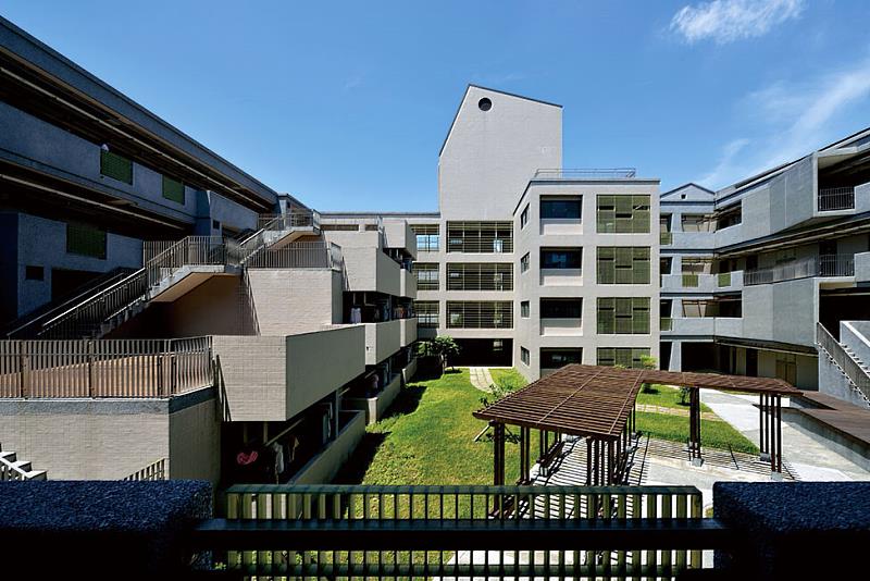 東華大學保障大一與大二學生皆能全數校內住宿,宿舍設備持續更新且管理完善。