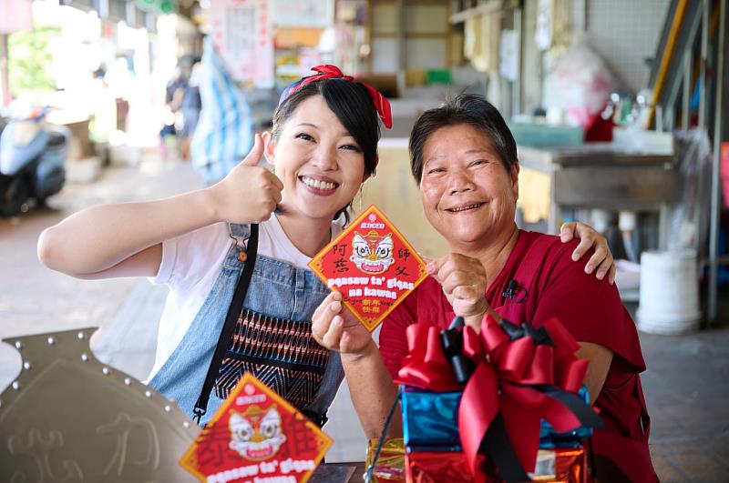 圖3-原視年初三由主持人Sayun Nomin游以德帶著親自設計的文創春聯，一路向東走往花蓮上陣擺攤，並深入探訪市場攤販，了解族人於去年風災與地震後所迎接的挑戰與新年新希望的一面。