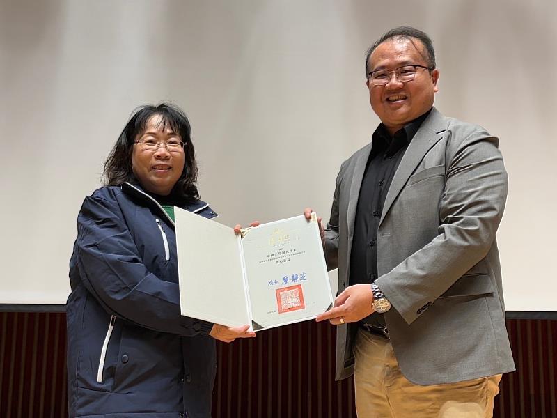 台中市社會局長廖靜芝(左),頒發感謝狀給亞大視光系主任曾榮凱(右)。