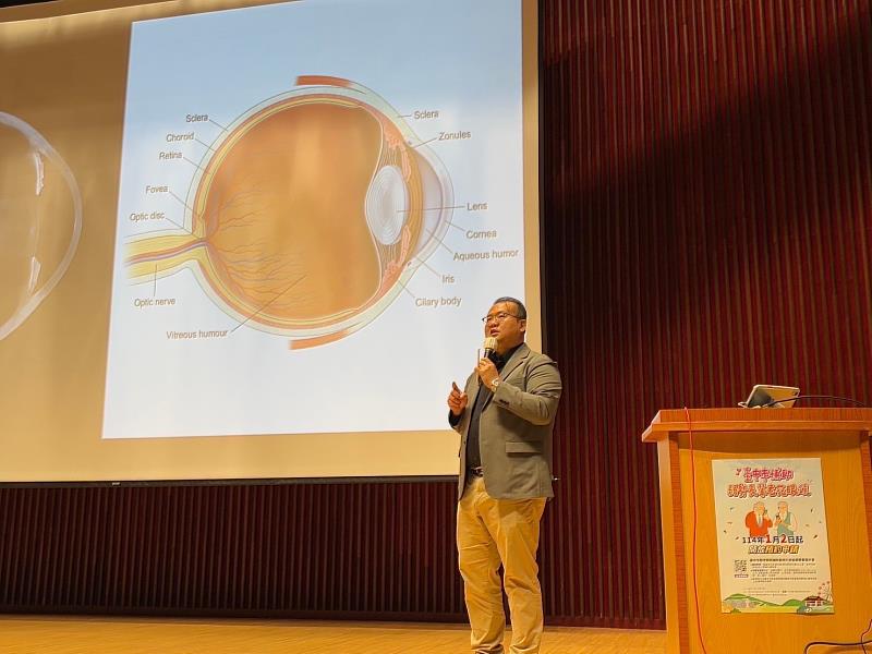 亞大視光系主任曾榮凱，為驗光人員進行視光專業講座。