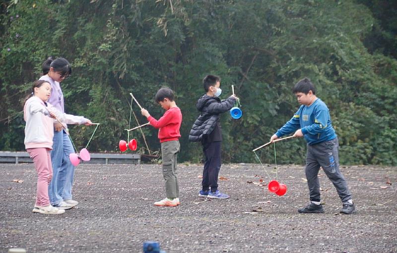 南華大學舉辦「2025三好兒童冬令營」,以傳承與推廣民俗體育為主題,學員學習扯鈴。