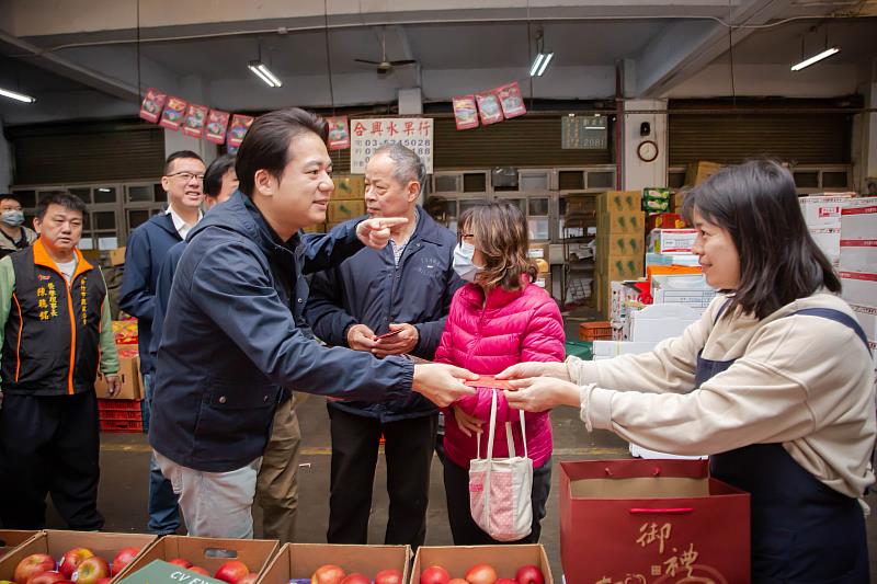 赴果菜批發市場發送「幸福安康」小紅包　邱臣遠代理市長向商家顧客拜早年