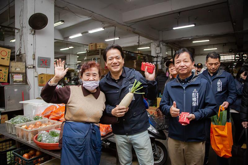 赴果菜批發市場發送「幸福安康」小紅包　邱臣遠代理市長向商家顧客拜早年