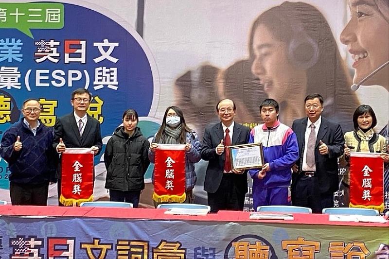 圖/應智學程的古田葉夏同學(由左至右第3位)參賽過程,必須同時具有優秀的英文、中文能力,能獲獎相當不容易。