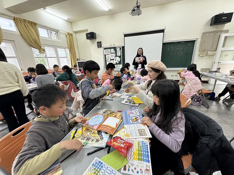 富邦美術館副館長林羽婕也親自下鄉授課,讓學童接觸擬真的AI繪畫、手作數位音樂盒。