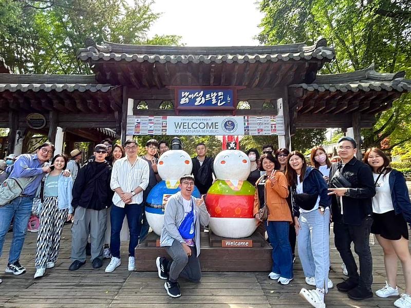 徐文美的兒子孫瑀(圖左四),七年前被說服到店頭幫忙半年,現在已經成為兩間永慶不動產加盟店的實際經營者。