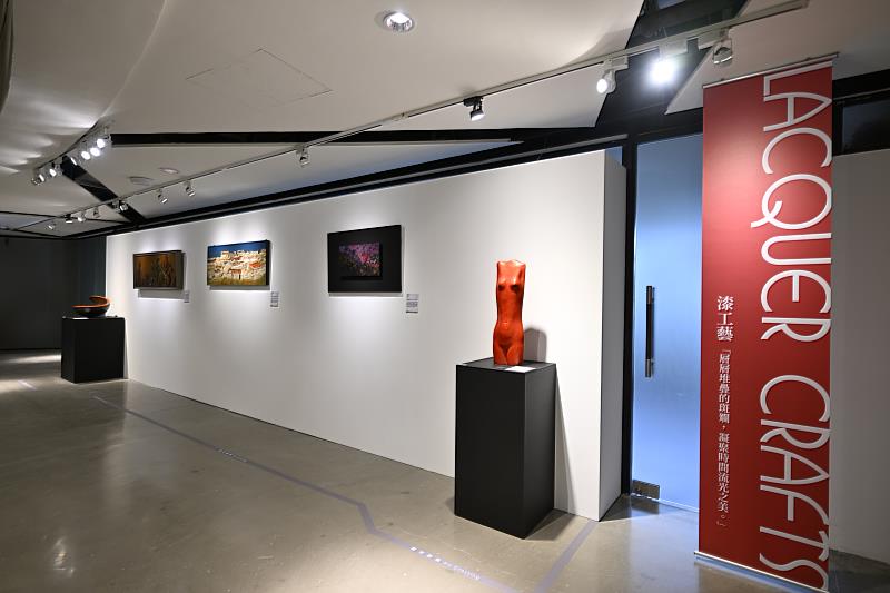 展覽以「工藝的永續生命」為主題，聚焦材質與土地的對話，展示工藝如何以天然材質與友善技法實現環境永續。