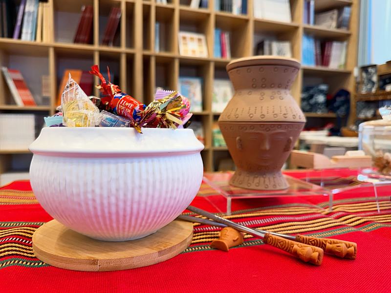 「拾叁食器」以大坌坑文化文物為靈感,如同聚寶盆讓財源滾滾來。