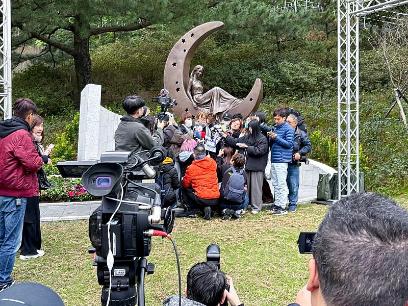 揭幕瞬間，感動永存｜「永遠的月光愛人」雕像落成開幕，現場滿溢溫暖的懷念與深情，將CoCo的光芒永遠留在大家心中。（圖片出自王志文老師貼文）