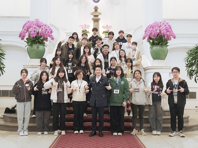 總統府副秘書長何志偉(中)接待世新大學師生與營隊學員。(世新大學提供)