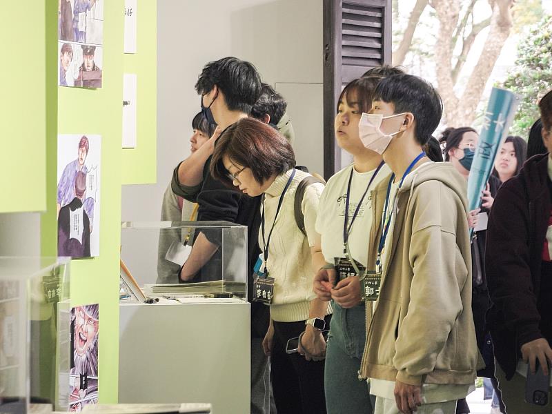 世新大學行管系「無假之國探索營」參訪總統府及相關展覽。(世新大學提供)
