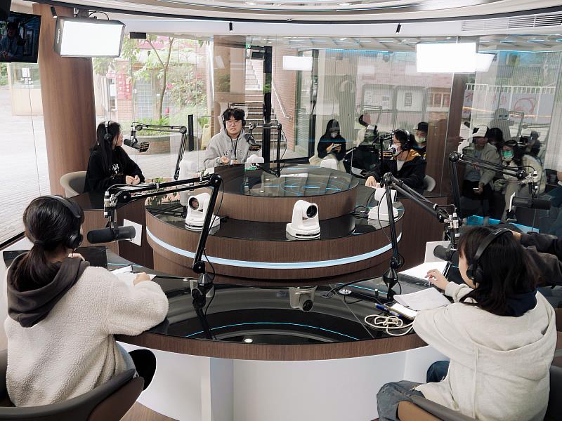 營隊學員在世新大學沉浸體驗Podcast錄製與議題探討。(世新大學提供)