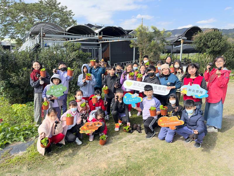 日前新北市新泰國小30位師生參訪樹林區康維有機農場