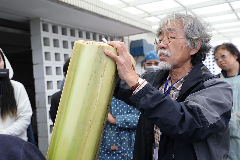 福島老師以沖繩及臺灣的芭蕉進行示範，分析比較臺日纖維材料的差異性，讓學員深入理解不同地域的芭蕉纖維取纖方式