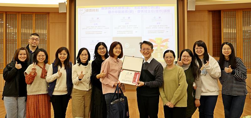健保署東區業務組醫療費用科科員黃寶萱與團隊以「白內障手術管理」為主題,榮獲金獎及人氣獎。