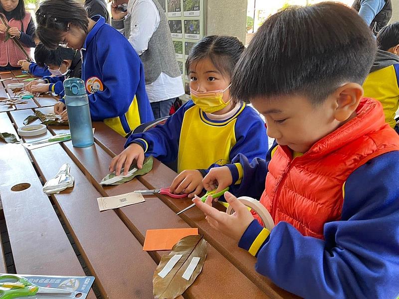 長安國小學童到大葉大學製作葉子書籤