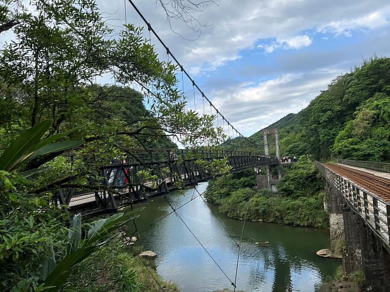 龍安社區推出季節限定的小旅行路線,可至台灣尼加拉瀑布十分瀑布體驗大自然