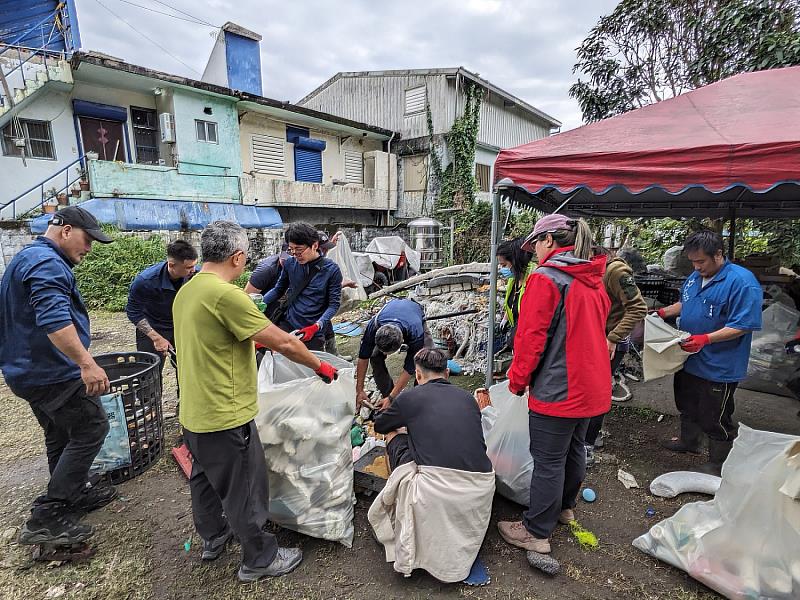 林業保育署花蓮分署玉里工作站攜手秀姑巒溪Cepo'水守隊一同淨灘