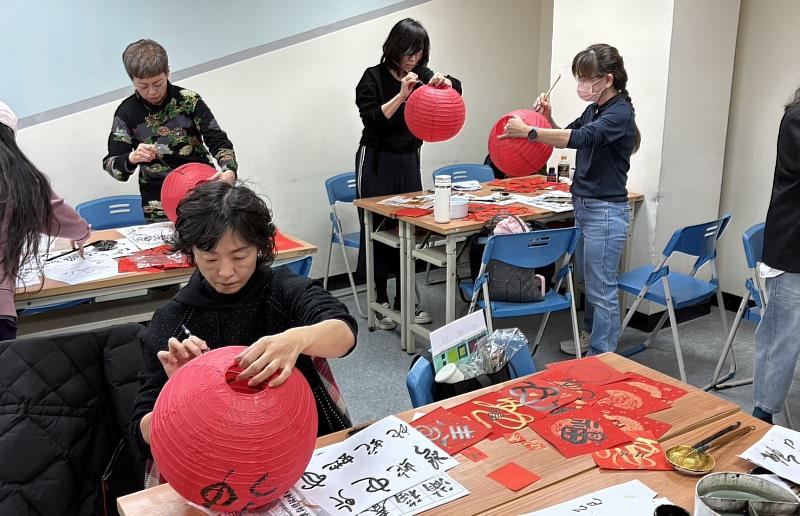 救國團攜手新光三越『蛇舞吉祥花燈作品展』點亮新春，傳遞祝福！