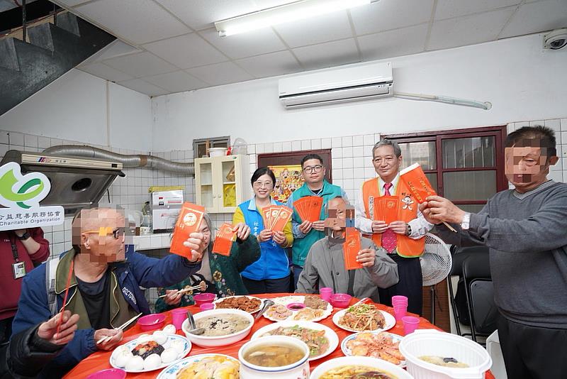 竹縣攜手民力歲末送暖遊民      圍爐、義剪、發紅包迎新年