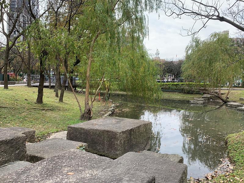 板橋萬坪都會公園位於板橋車站正對面都會精華區，交通便利