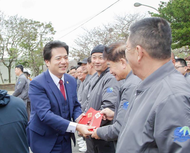 邱臣遠代理市長致贈紅包給同仁。