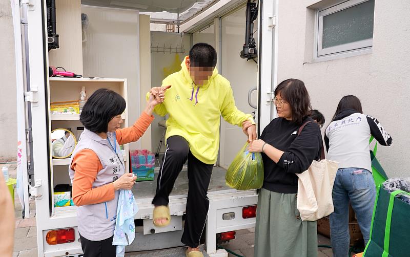 從「頭」開始 臺東縣府為街友改頭換面！送新衣、義剪服務過好年