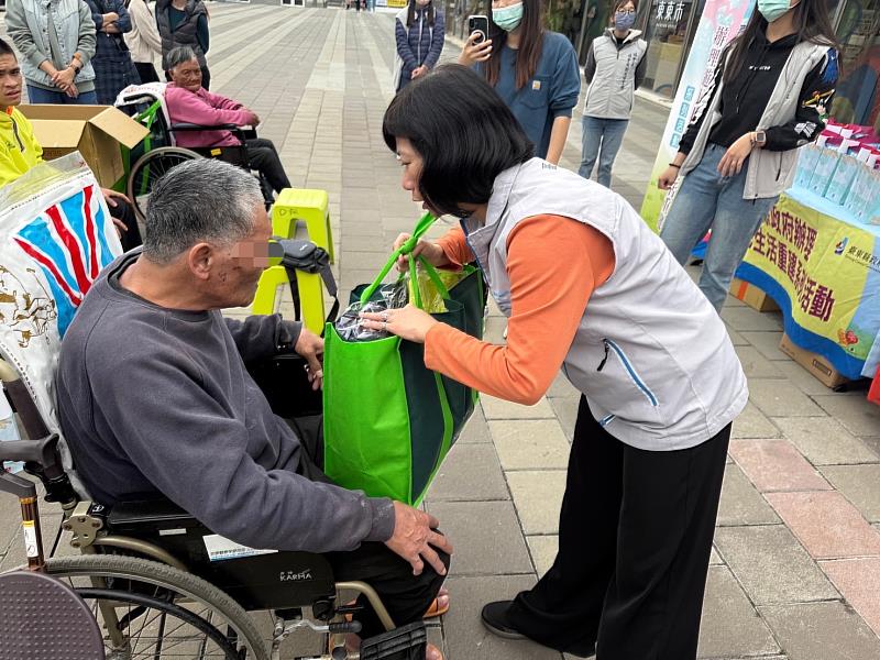 從「頭」開始 臺東縣府為街友改頭換面！送新衣、義剪服務過好年