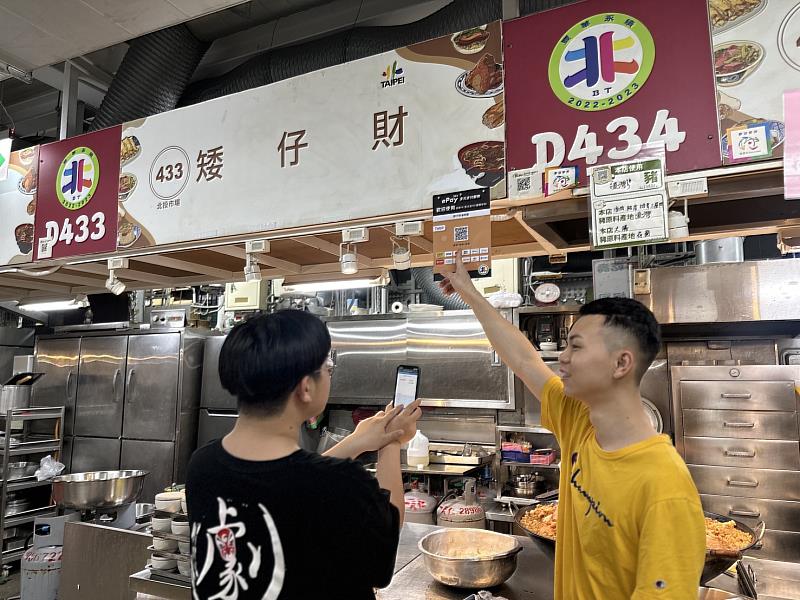 人潮眾多的北投市場美食排隊名店「矮仔財滷肉飯」也導入多元支付智慧音箱。