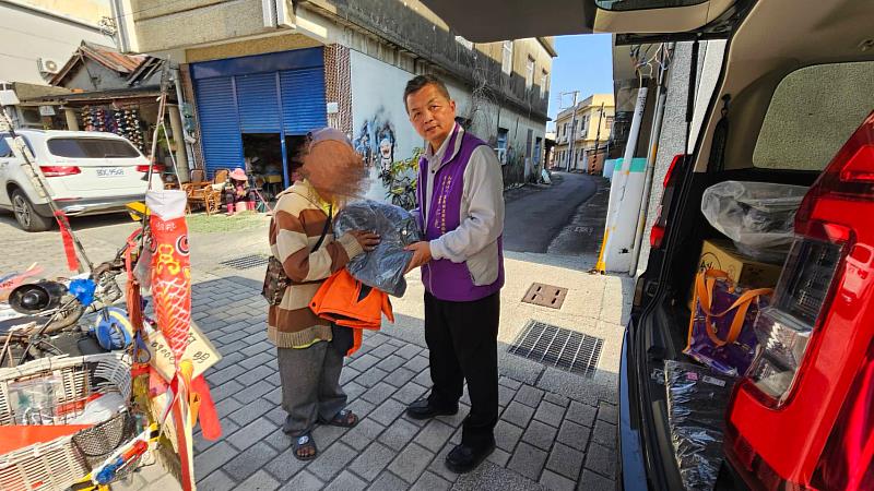 嘉義縣社會局春節前夕關懷街友,送上禦寒衣物與禮金-2