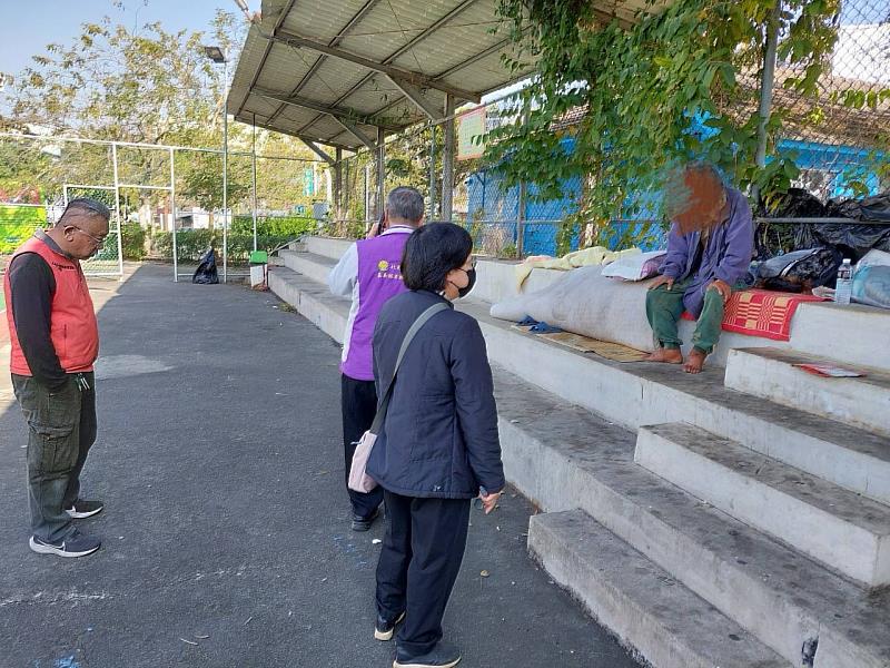 嘉義縣社會局春節前夕關懷街友,送上禦寒衣物與禮金-4