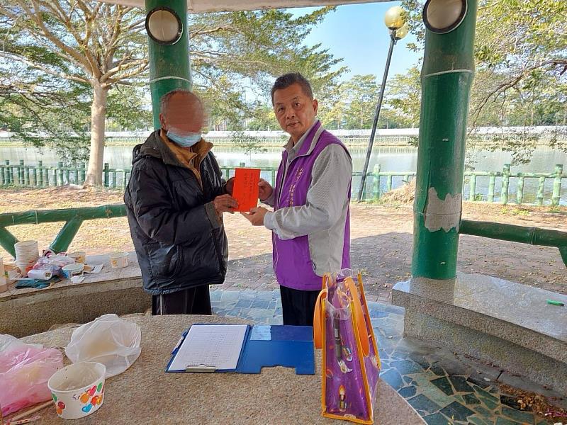 嘉義縣社會局春節前夕關懷街友,送上禦寒衣物與禮金-3