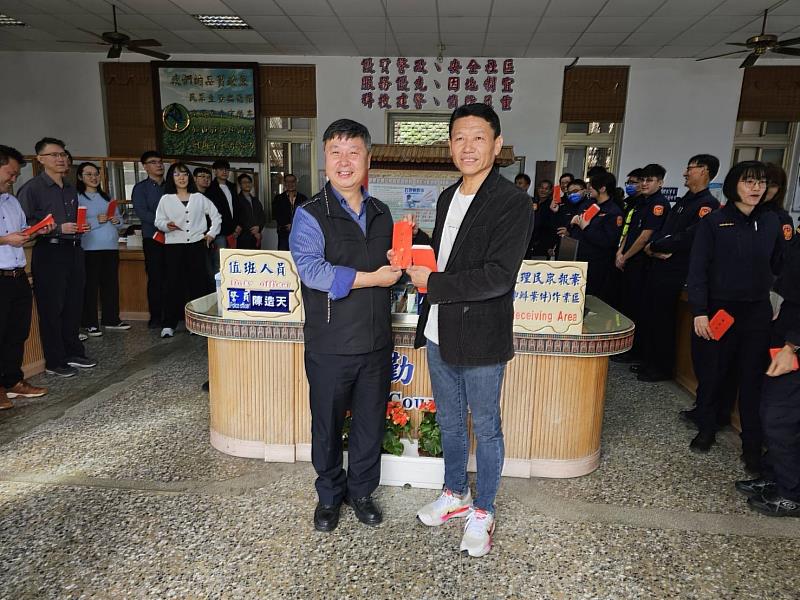 臺東縣警局長春節連假首日至關山分局發紅包添年味 員警:「局長超給力!執勤更有力!」