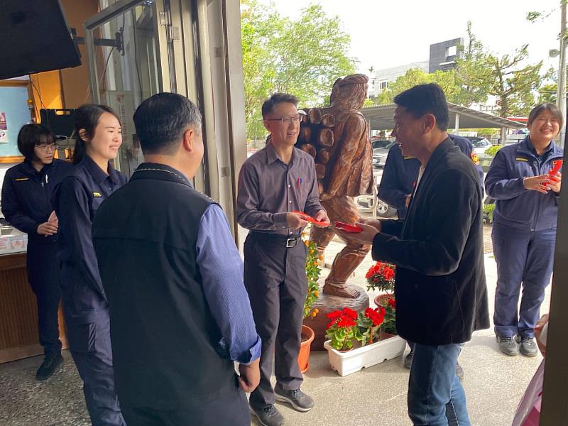 臺東縣警局長春節連假首日至關山分局發紅包添年味 員警:「局長超給力!執勤更有力!」
