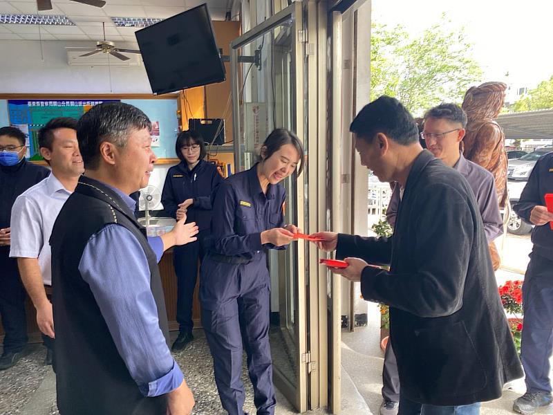 臺東縣警局長春節連假首日至關山分局發紅包添年味 員警:「局長超給力!執勤更有力!」